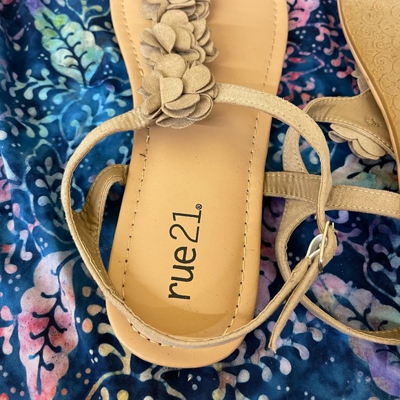 Faux suede floral sandal size 9 - Picture 4 of 4